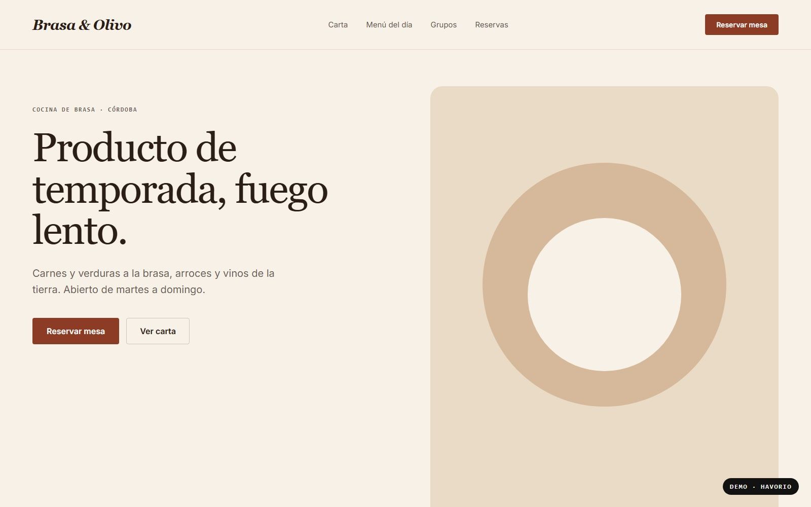 Portada de la web de ejemplo del restaurante Brasa & Olivo, con el titular «Producto de temporada, fuego lento» y el botón Reservar mesa